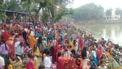 भलुअनी, देवरिया में छठ पूजा का चार दिवसीय पर्व उदीयमान सूर्य को अर्घ्य देकर संपन्न हुआ। व्रती महिलाओं ने निराजल रहकर परिवार की सुख-समृद्धि की कामना की और छठ मैया के गीतों से घाटों को भक्ति में रंग दिया। शिवमंदिर परिसर के घाट पर सर्वाधिक भीड़ देखने को मिली, जहां नगर पंचायत द्वारा टेंट, लाइट, सफाई और स्वास्थ्य सुविधाओं की उत्तम व्यवस्था की गई। सुरक्षा के लिहाज से महिला पुलिसकर्मी और पुलिस बल पूरी तरह मुस्तैद रहे। युवतियों ने घाटों पर सेल्फी लेकर इस पावन अवसर को यादगार बनाया। श्रद्धा और अनुशासन का यह अनूठा संगम पूरे नगर को आध्यात्मिक रंग में डूबो गया।