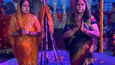 छठ पूजा, सूर्योपासना और लोकआस्था का महान पर्व इस वर्ष पूरे भारत में अभूतपूर्व उत्साह और अनुशासन के साथ मनाया गया। बिहार, झारखंड, उत्तर प्रदेश सहित राजधानी दिल्ली, मुंबई, सूरत, कोलकाता और दक्षिण भारत के कई शहरों में व्रती महिलाओं और श्रद्धालुओं का सैलाब उमड़ा। घाटों पर अस्ताचलगामी और उदीयमान सूर्य को अर्घ्य देकर मंगलकामना की गई। स्वच्छता, सुरक्षा और सामाजिक सहभागिता ने पर्व को और भव्य बनाया। विदेशों में बसे भारतीय समुदाय ने भी छठ मैया की पूजा कर अपनी मातृभूमि से भावनात्मक जुड़ाव व्यक्त किया। यह पर्व भारतीय संस्कृति की एकता और प्रकृति के प्रति कृतज्ञता का अनुपम उदाहरण है।