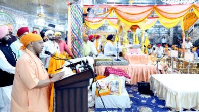 लखनऊ में सिख समुदाय की आस्था का प्रतीक ‘चरण सुहावे गुरु चरण यात्रा’ का भव्य स्वागत हुआ। यह यात्रा दसवें गुरु श्री गुरु गोविंद सिंह जी और माता साहिब कौर के पवित्र जोड़ा साहिब से संबंधित है। यहियागंज गुरुद्वारे में आयोजित कार्यक्रम में मुख्यमंत्री योगी आदित्यनाथ ने गुरुवाणी का श्रवण किया और यात्रा सदस्यों को सम्मानित किया। उन्होंने कहा कि सिख गुरु परंपरा भारत की आध्यात्मिक, सांस्कृतिक और राष्ट्रसेवा की प्रेरक धुरी रही है। यह यात्रा केवल श्रद्धा का प्रतीक नहीं, बल्कि त्याग, बलिदान और राष्ट्रीय एकता का संदेश लेकर आगे बढ़ रही है। केंद्रीय मंत्री हरदीप सिंह पुरी भी इस अवसर पर उपस्थित रहे।