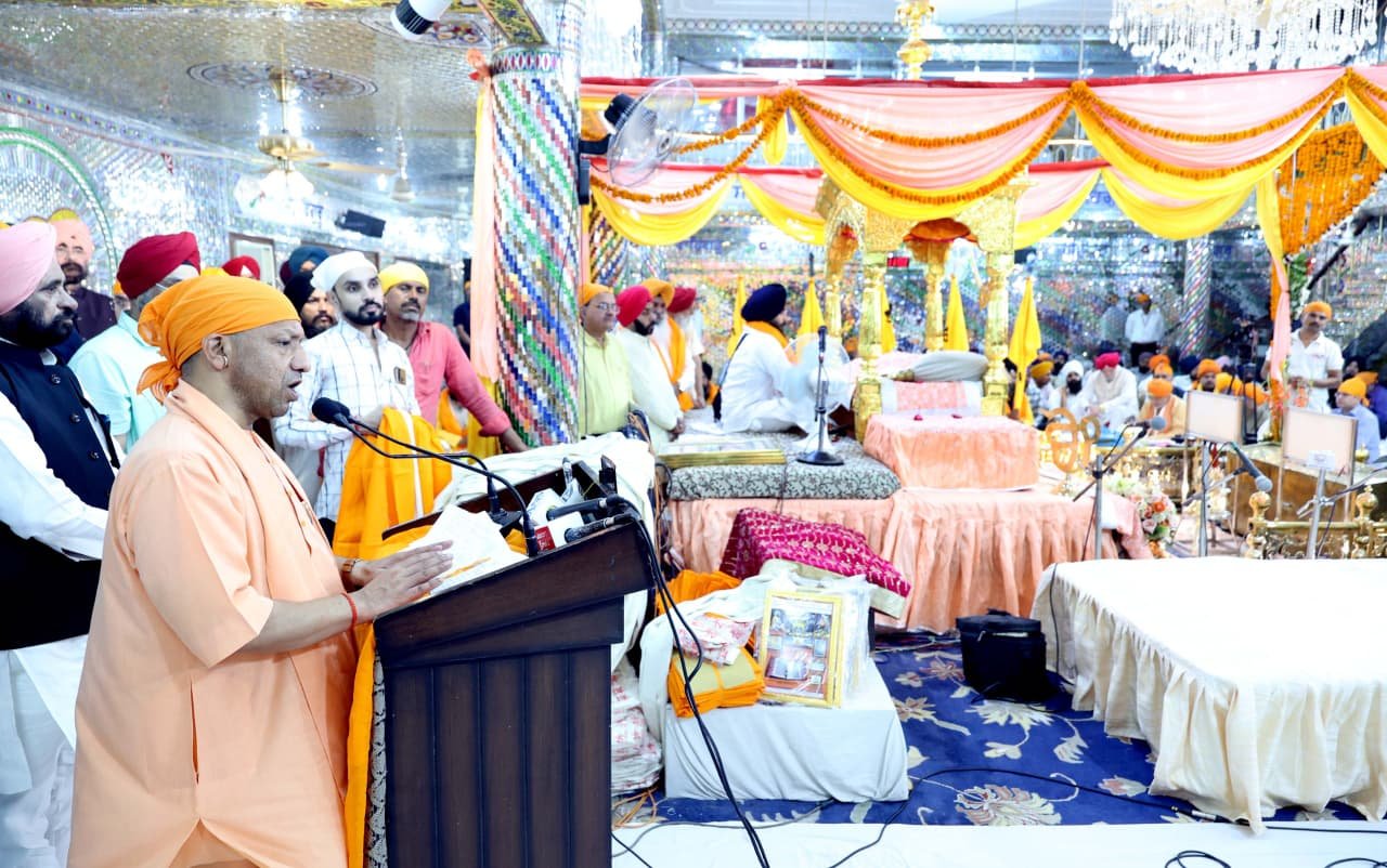 लखनऊ में सिख समुदाय की आस्था का प्रतीक ‘चरण सुहावे गुरु चरण यात्रा’ का भव्य स्वागत हुआ। यह यात्रा दसवें गुरु श्री गुरु गोविंद सिंह जी और माता साहिब कौर के पवित्र जोड़ा साहिब से संबंधित है। यहियागंज गुरुद्वारे में आयोजित कार्यक्रम में मुख्यमंत्री योगी आदित्यनाथ ने गुरुवाणी का श्रवण किया और यात्रा सदस्यों को सम्मानित किया। उन्होंने कहा कि सिख गुरु परंपरा भारत की आध्यात्मिक, सांस्कृतिक और राष्ट्रसेवा की प्रेरक धुरी रही है। यह यात्रा केवल श्रद्धा का प्रतीक नहीं, बल्कि त्याग, बलिदान और राष्ट्रीय एकता का संदेश लेकर आगे बढ़ रही है। केंद्रीय मंत्री हरदीप सिंह पुरी भी इस अवसर पर उपस्थित रहे।