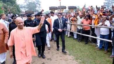 उत्तर प्रदेश के मुख्यमंत्री योगी आदित्यनाथ ने बुधवार को भोजपुर के शाहपुर विधानसभा क्षेत्र में भाजपा प्रत्याशी राकेश रंजन ओझा के समर्थन में रैली को संबोधित किया। उन्होंने शुरुआत स्थानीय भाषा से की और मतदाताओं से “कमल” खिलाने की अपील की। मुख्यमंत्री ने विपक्षी दलों राजद व कांग्रेस पर तीखा हमला बोला और कहा कि आज बिहार पलायन की भूमि नहीं, बल्कि उभरती प्रतिभाओं का केंद्र बन चुका है। उन्होंने विकास योजनाओं तथा अभूतपूर्व परिवर्तन की ओर इशारा करते हुए एनडीए सरकार का पुनः आगमन सुनिश्चित करने का आह्वान किया।