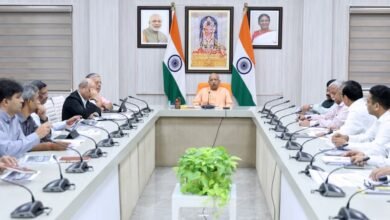 लखनऊ। मुख्यमंत्री योगी आदित्यनाथ ने नवगठित बुंदेलखंड औद्योगिक विकास प्राधिकरण (बीडा) को प्रदेश की औद्योगिक प्रगति का नया ग्रोथ इंजन बनाने की दिशा में बड़े कदम उठाए हैं। सीएम ने बीडा क्षेत्र में एयरपोर्ट निर्माण, दिल्ली-नागपुर इंडस्ट्रियल कॉरिडोर के नोड और मल्टीमोडल लॉजिस्टिक्स पार्क की स्थापना के निर्देश दिए। आगरा-ग्वालियर ग्रीनफील्ड एक्सप्रेसवे के बीडा तक विस्तार और लिंक एक्सप्रेसवे के निर्माण से कनेक्टिविटी मजबूत होगी। 56,662 एकड़ में योजनाबद्ध बीडा प्रोजेक्ट में इंफ्रास्ट्रक्चर डेवलपमेंट, पारदर्शी भूमि अधिग्रहण और मास्टर प्लान-2045 तेजी से आगे बढ़ रहा है। इससे बुंदेलखंड में रोजगार, निवेश और औद्योगिक क्रांति को नई रफ्तार मिलेगी।