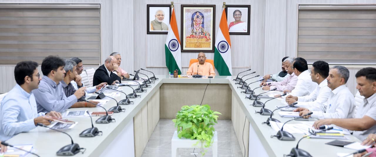 लखनऊ। मुख्यमंत्री योगी आदित्यनाथ ने नवगठित बुंदेलखंड औद्योगिक विकास प्राधिकरण (बीडा) को प्रदेश की औद्योगिक प्रगति का नया ग्रोथ इंजन बनाने की दिशा में बड़े कदम उठाए हैं। सीएम ने बीडा क्षेत्र में एयरपोर्ट निर्माण, दिल्ली-नागपुर इंडस्ट्रियल कॉरिडोर के नोड और मल्टीमोडल लॉजिस्टिक्स पार्क की स्थापना के निर्देश दिए। आगरा-ग्वालियर ग्रीनफील्ड एक्सप्रेसवे के बीडा तक विस्तार और लिंक एक्सप्रेसवे के निर्माण से कनेक्टिविटी मजबूत होगी। 56,662 एकड़ में योजनाबद्ध बीडा प्रोजेक्ट में इंफ्रास्ट्रक्चर डेवलपमेंट, पारदर्शी भूमि अधिग्रहण और मास्टर प्लान-2045 तेजी से आगे बढ़ रहा है। इससे बुंदेलखंड में रोजगार, निवेश और औद्योगिक क्रांति को नई रफ्तार मिलेगी।