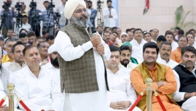 उत्तर प्रदेश की योगी सरकार ने गन्ना किसानों को बड़ा तोहफा देते हुए पेराई सत्र 2025-26 के लिए गन्ना मूल्य में 30 रुपये प्रति क्विंटल की ऐतिहासिक वृद्धि की है। मुख्यमंत्री योगी आदित्यनाथ ने किसानों से संवाद कर उनकी भावनाएं जानीं। किसानों ने कहा कि इस फैसले से “एक महीने में दो बार दीपावली” मनाने का अवसर मिला है। अब मोबाइल पर पर्ची और पारदर्शी व्यवस्था से किसान सशक्त हुए हैं। यह कदम किसान हितैषी शासन की नई मिसाल है।