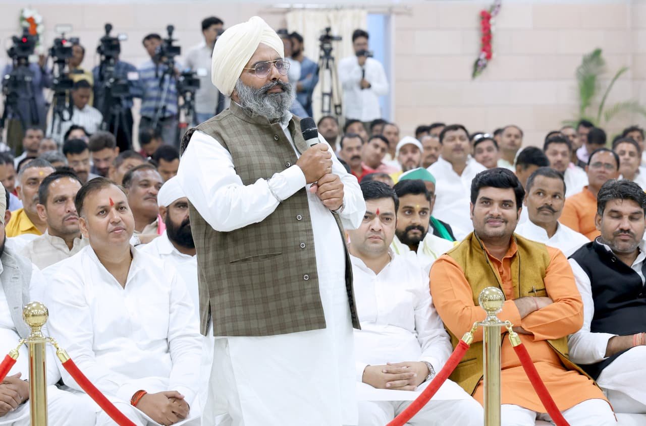 उत्तर प्रदेश की योगी सरकार ने गन्ना किसानों को बड़ा तोहफा देते हुए पेराई सत्र 2025-26 के लिए गन्ना मूल्य में 30 रुपये प्रति क्विंटल की ऐतिहासिक वृद्धि की है। मुख्यमंत्री योगी आदित्यनाथ ने किसानों से संवाद कर उनकी भावनाएं जानीं। किसानों ने कहा कि इस फैसले से “एक महीने में दो बार दीपावली” मनाने का अवसर मिला है। अब मोबाइल पर पर्ची और पारदर्शी व्यवस्था से किसान सशक्त हुए हैं। यह कदम किसान हितैषी शासन की नई मिसाल है।