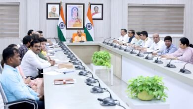 आगरा में बन रहा ‘छत्रपति शिवाजी महाराज संग्रहालय’ भारतीय स्वाभिमान, संस्कृति और वीरता का जीवंत प्रतीक बनेगा। मुख्यमंत्री योगी आदित्यनाथ ने समीक्षा बैठक में निर्माण कार्यों की प्रगति पर संतोष जताते हुए जनवरी तक इसे पूरा करने के निर्देश दिए। संग्रहालय में ‘शिवाजी एंड द ग्रेट एस्केप गैलरी’ 7D तकनीक से शिवाजी महाराज की ऐतिहासिक मुक्ति को प्रदर्शित करेगी। साथ ही अग्रदूतों, त्योहारों, नदियों और आगरा की सांस्कृतिक विरासत से जुड़ी इंटरएक्टिव गैलरियाँ भी होंगी। यह संग्रहालय केवल इतिहास का प्रदर्शन नहीं, बल्कि स्वराज्य और सांस्कृतिक गौरव का प्रेरणास्थल बनेगा।