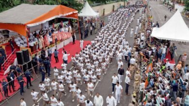 राष्ट्रीय एकता दिवस पर लखनऊ में आयोजित ‘रन फॉर यूनिटी’ कार्यक्रम में मुख्यमंत्री योगी आदित्यनाथ ने सरदार वल्लभभाई पटेल को श्रद्धांजलि अर्पित की। उन्होंने कहा कि अखंड भारत के निर्माता सरदार पटेल के आदर्शों को जीवन में उतारना ही सच्ची श्रद्धांजलि है। मुख्यमंत्री ने युवाओं से आह्वान किया कि वे जाति, धर्म, भाषा और क्षेत्रीय भेदभाव से ऊपर उठकर भारत की एकता और अखंडता को सशक्त बनाएं। उन्होंने कहा कि ‘रन फॉर यूनिटी’ केवल एक दौड़ नहीं, बल्कि राष्ट्रभक्ति और सामाजिक सौहार्द का प्रतीक है, जो ‘एक भारत, श्रेष्ठ भारत’ के संकल्प को मजबूत बनाता है।
