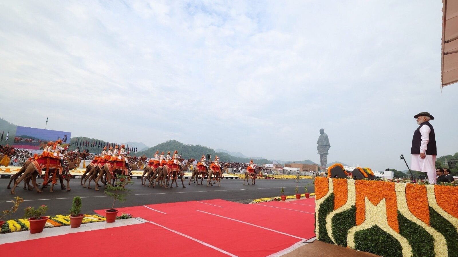 प्रधानमंत्री नरेन्द्र मोदी ने गुजरात के एकता नगर में सरदार वल्लभभाई पटेल की 150वीं जयंती पर आयोजित समारोह में कहा कि देश की एकता को सुदृढ़ करना हर नागरिक का कर्तव्य है। उन्होंने कहा कि सरदार पटेल ने 562 रियासतों को एक सूत्र में पिरोकर ‘एक भारत श्रेष्ठ भारत’ का स्वप्न साकार किया। मोदी ने कहा कि एकता दिवस स्वतंत्रता दिवस और गणतंत्र दिवस की तरह राष्ट्रीय गर्व का प्रतीक है। इस अवसर पर ‘स्टैच्यू ऑफ यूनिटी’ पर भव्य परेड, एयरशो और सांस्कृतिक कार्यक्रम आयोजित किए गए। राष्ट्रपति द्रौपदी मुर्मु और गृह मंत्री अमित शाह ने भी श्रद्धांजलि दी और एकता दौड़ को झंडी दिखाई।