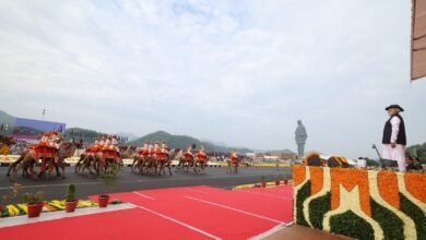 प्रधानमंत्री नरेन्द्र मोदी ने गुजरात के एकता नगर में सरदार वल्लभभाई पटेल की 150वीं जयंती पर आयोजित समारोह में कहा कि देश की एकता को सुदृढ़ करना हर नागरिक का कर्तव्य है। उन्होंने कहा कि सरदार पटेल ने 562 रियासतों को एक सूत्र में पिरोकर ‘एक भारत श्रेष्ठ भारत’ का स्वप्न साकार किया। मोदी ने कहा कि एकता दिवस स्वतंत्रता दिवस और गणतंत्र दिवस की तरह राष्ट्रीय गर्व का प्रतीक है। इस अवसर पर ‘स्टैच्यू ऑफ यूनिटी’ पर भव्य परेड, एयरशो और सांस्कृतिक कार्यक्रम आयोजित किए गए। राष्ट्रपति द्रौपदी मुर्मु और गृह मंत्री अमित शाह ने भी श्रद्धांजलि दी और एकता दौड़ को झंडी दिखाई।