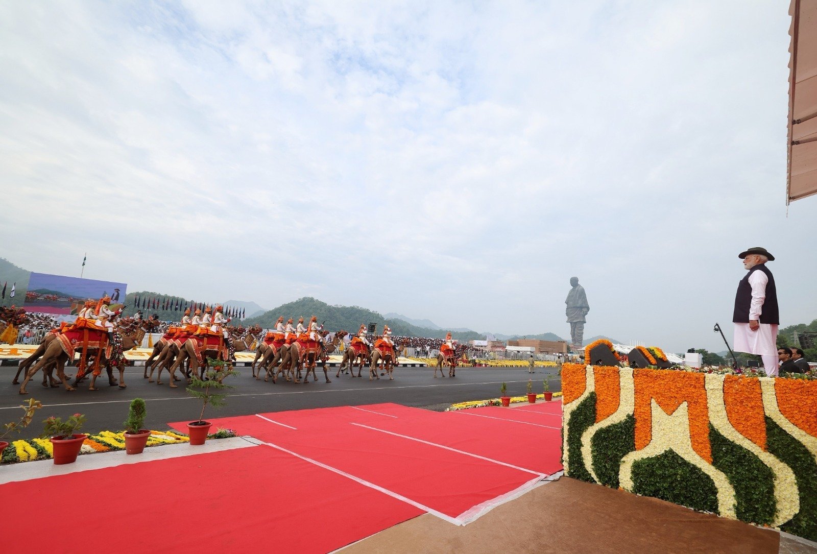 प्रधानमंत्री नरेन्द्र मोदी ने गुजरात के एकता नगर में सरदार वल्लभभाई पटेल की 150वीं जयंती पर आयोजित समारोह में कहा कि देश की एकता को सुदृढ़ करना हर नागरिक का कर्तव्य है। उन्होंने कहा कि सरदार पटेल ने 562 रियासतों को एक सूत्र में पिरोकर ‘एक भारत श्रेष्ठ भारत’ का स्वप्न साकार किया। मोदी ने कहा कि एकता दिवस स्वतंत्रता दिवस और गणतंत्र दिवस की तरह राष्ट्रीय गर्व का प्रतीक है। इस अवसर पर ‘स्टैच्यू ऑफ यूनिटी’ पर भव्य परेड, एयरशो और सांस्कृतिक कार्यक्रम आयोजित किए गए। राष्ट्रपति द्रौपदी मुर्मु और गृह मंत्री अमित शाह ने भी श्रद्धांजलि दी और एकता दौड़ को झंडी दिखाई।