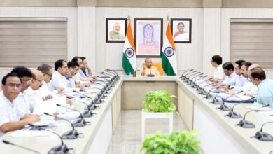 लखनऊ। मुख्यमंत्री योगी आदित्यनाथ ने शनिवार को आवास विकास विभाग की उच्चस्तरीय समीक्षा बैठक में अधिकारियों को सख्त निर्देश दिए कि विकास कार्य केवल फाइलों में सीमित न रहें, बल्कि धरातल पर दिखाई दें। उन्होंने कहा कि प्रदेश के शहरी और अवस्थापना विकास को नए स्तर पर ले जाने की जरूरत है। मेरठ, कानपुर और मथुरा-वृंदावन में 1833 करोड़ की 38 परियोजनाएं प्रस्तावित हैं, जबकि लखनऊ में 28 किमी का ग्रीन कॉरिडोर परियोजना आर्थिक विकास की नई दिशा तय करेगी। उन्होंने यह भी कहा कि किसी भी भवन का नक्शा तभी पास किया जाए, जब उसमें रेन वाटर हार्वेस्टिंग की व्यवस्था हो। 