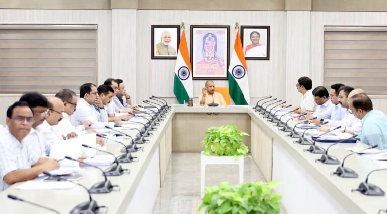 लखनऊ। मुख्यमंत्री योगी आदित्यनाथ ने शनिवार को आवास विकास विभाग की उच्चस्तरीय समीक्षा बैठक में अधिकारियों को सख्त निर्देश दिए कि विकास कार्य केवल फाइलों में सीमित न रहें, बल्कि धरातल पर दिखाई दें। उन्होंने कहा कि प्रदेश के शहरी और अवस्थापना विकास को नए स्तर पर ले जाने की जरूरत है। मेरठ, कानपुर और मथुरा-वृंदावन में 1833 करोड़ की 38 परियोजनाएं प्रस्तावित हैं, जबकि लखनऊ में 28 किमी का ग्रीन कॉरिडोर परियोजना आर्थिक विकास की नई दिशा तय करेगी। उन्होंने यह भी कहा कि किसी भी भवन का नक्शा तभी पास किया जाए, जब उसमें रेन वाटर हार्वेस्टिंग की व्यवस्था हो। 