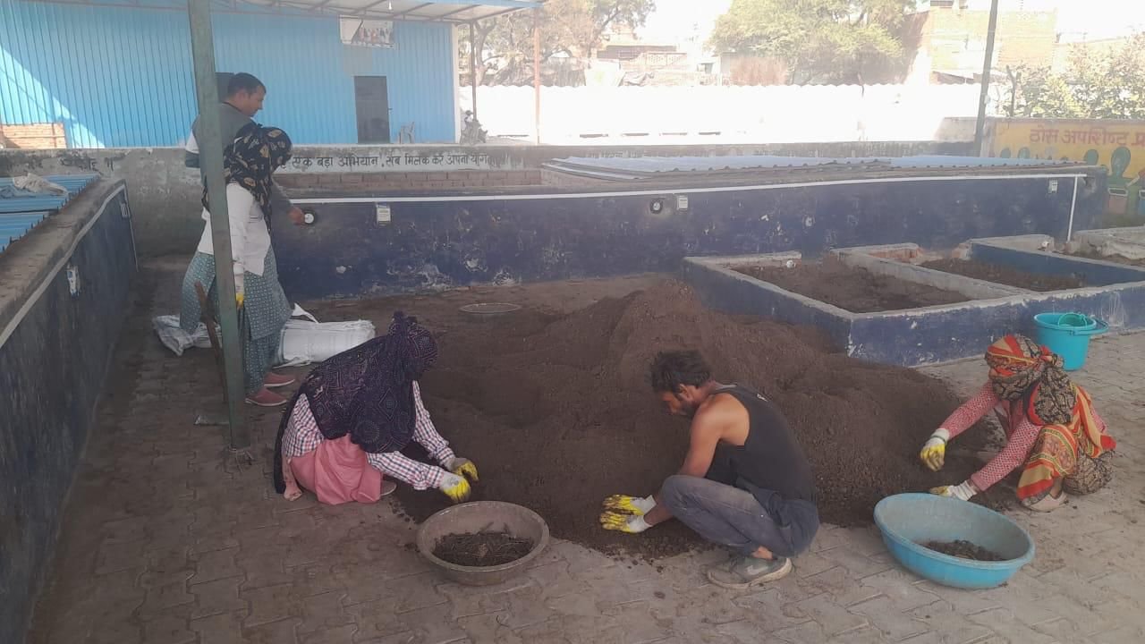 उत्तर प्रदेश के मुख्यमंत्री योगी आदित्यनाथ  के “आत्मनिर्भर ग्राम और स्वच्छ व समृद्ध पंचायत” के विज़न को साकार करने की दिशा में ग्राम पंचायत भरतपुर** (उत्तर प्रदेश) ने एक मिसाल कायम की है।नवंबर 2024 से संचालित जैव उर्वरक संयंत्र (Biofertilizer Plant) अब प्रदेश का *मॉडल प्लांट* बन गया है। इस संयंत्र से ग्राम पंचायत को अब तक ₹1.50 लाख की आय हुई है, जिससे पंचायत की आर्थिक स्थिति सुदृढ़ हुई है और स्थानीय विकास कार्यों को नई दिशा मिली है। पंचायती राज मंत्री ओम प्रकाश राजभर जी** और विभागीय अधिकारियों के मार्गदर्शन में शुरू हुई इस परियोजना में पंचायत क्षेत्र से एकत्रित कचरे और खाद्य अवशेषों से **पर्यावरण-अनुकूल जैविक खाद** तैयार की जा रही है। इससे न केवल स्वच्छता और हरित विकास को बढ़ावा मिल रहा है, बल्कि **ग्रामीण अर्थव्यवस्था को नई ऊर्जा** भी मिल रही है।