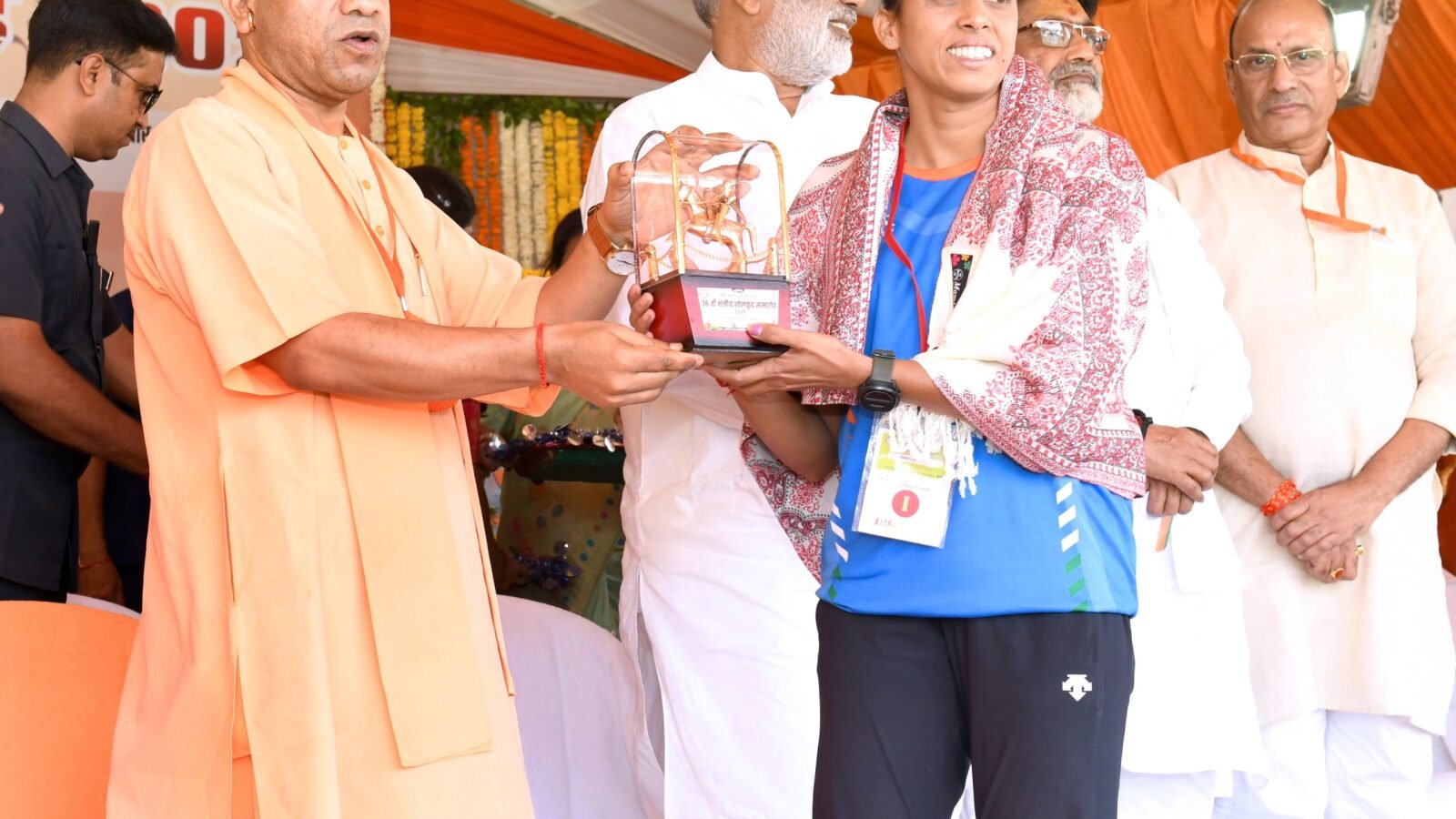 झांसी की वीरभूमि से मुख्यमंत्री योगी आदित्यनाथ ने प्रदेश के खिलाड़ियों को आत्मनिर्भरता और सफलता का संदेश दिया। विद्या भारती पूर्वी उत्तर प्रदेश द्वारा आयोजित 36वें क्षेत्रीय खेलकूद समारोह में शामिल होकर उन्होंने कहा कि “स्वस्थ शरीर ही धर्म और राष्ट्र निर्माण का आधार है।” इस अवसर पर मुख्यमंत्री ने भानी देवी गोयल सरस्वती विद्या मंदिर में मिनी स्टेडियम निर्माण की घोषणा की और कहा कि अब खेल केवल मनोरंजन नहीं, बल्कि जीवन को संवारने का माध्यम बन चुके हैं। सीएम योगी ने विद्या भारती संस्था की सराहना करते हुए कहा कि 1952 में नानाजी देशमुख द्वारा स्थापित यह संगठन आज 25,000 से अधिक शिक्षण केंद्रों के माध्यम से भारतीय संस्कृति और राष्ट्रीयता के भाव को सशक्त बना रहा है।मुख्यमंत्री ने कहा कि राज्य सरकार खिलाड़ियों को न केवल प्रोत्साहन राशि दे रही है बल्कि उन्हें सरकारी नौकरियों से भी जोड़ रही है। उन्होंने यह भी बताया कि उत्तर प्रदेश अब बीमारू राज्य नहीं, बल्कि देश की दूसरी सबसे बड़ी अर्थव्यवस्था है। सीएम योगी ने झांसी की धरती को राष्ट्रीयता, संस्कृति और शौर्य की प्रेरणा बताते हुए खिलाड़ियों से कहा - “जीत हार से ऊपर है खिलाड़ी का हौसला।”