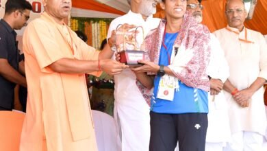 झांसी की वीरभूमि से मुख्यमंत्री योगी आदित्यनाथ ने प्रदेश के खिलाड़ियों को आत्मनिर्भरता और सफलता का संदेश दिया। विद्या भारती पूर्वी उत्तर प्रदेश द्वारा आयोजित 36वें क्षेत्रीय खेलकूद समारोह में शामिल होकर उन्होंने कहा कि “स्वस्थ शरीर ही धर्म और राष्ट्र निर्माण का आधार है।” इस अवसर पर मुख्यमंत्री ने भानी देवी गोयल सरस्वती विद्या मंदिर में मिनी स्टेडियम निर्माण की घोषणा की और कहा कि अब खेल केवल मनोरंजन नहीं, बल्कि जीवन को संवारने का माध्यम बन चुके हैं। सीएम योगी ने विद्या भारती संस्था की सराहना करते हुए कहा कि 1952 में नानाजी देशमुख द्वारा स्थापित यह संगठन आज 25,000 से अधिक शिक्षण केंद्रों के माध्यम से भारतीय संस्कृति और राष्ट्रीयता के भाव को सशक्त बना रहा है।मुख्यमंत्री ने कहा कि राज्य सरकार खिलाड़ियों को न केवल प्रोत्साहन राशि दे रही है बल्कि उन्हें सरकारी नौकरियों से भी जोड़ रही है। उन्होंने यह भी बताया कि उत्तर प्रदेश अब बीमारू राज्य नहीं, बल्कि देश की दूसरी सबसे बड़ी अर्थव्यवस्था है। सीएम योगी ने झांसी की धरती को राष्ट्रीयता, संस्कृति और शौर्य की प्रेरणा बताते हुए खिलाड़ियों से कहा - “जीत हार से ऊपर है खिलाड़ी का हौसला।”