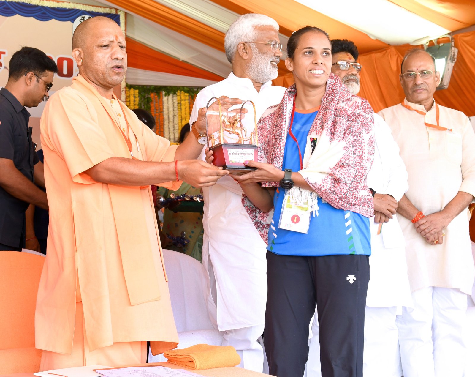 झांसी की वीरभूमि से मुख्यमंत्री योगी आदित्यनाथ ने प्रदेश के खिलाड़ियों को आत्मनिर्भरता और सफलता का संदेश दिया। विद्या भारती पूर्वी उत्तर प्रदेश द्वारा आयोजित 36वें क्षेत्रीय खेलकूद समारोह में शामिल होकर उन्होंने कहा कि “स्वस्थ शरीर ही धर्म और राष्ट्र निर्माण का आधार है।” इस अवसर पर मुख्यमंत्री ने भानी देवी गोयल सरस्वती विद्या मंदिर में मिनी स्टेडियम निर्माण की घोषणा की और कहा कि अब खेल केवल मनोरंजन नहीं, बल्कि जीवन को संवारने का माध्यम बन चुके हैं। सीएम योगी ने विद्या भारती संस्था की सराहना करते हुए कहा कि 1952 में नानाजी देशमुख द्वारा स्थापित यह संगठन आज 25,000 से अधिक शिक्षण केंद्रों के माध्यम से भारतीय संस्कृति और राष्ट्रीयता के भाव को सशक्त बना रहा है।मुख्यमंत्री ने कहा कि राज्य सरकार खिलाड़ियों को न केवल प्रोत्साहन राशि दे रही है बल्कि उन्हें सरकारी नौकरियों से भी जोड़ रही है। उन्होंने यह भी बताया कि उत्तर प्रदेश अब बीमारू राज्य नहीं, बल्कि देश की दूसरी सबसे बड़ी अर्थव्यवस्था है। सीएम योगी ने झांसी की धरती को राष्ट्रीयता, संस्कृति और शौर्य की प्रेरणा बताते हुए खिलाड़ियों से कहा - “जीत हार से ऊपर है खिलाड़ी का हौसला।”