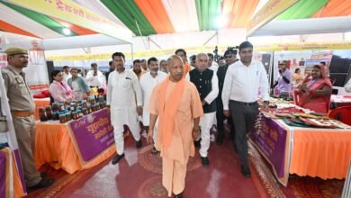 गोरखपुर:मुख्यमंत्री योगी आदित्यनाथ ने यूपी ट्रेड शो स्वदेशी मेला का शुभारंभ करते हुए कहा कि जहां बेहतर इंफ्रास्ट्रक्चर, ईज ऑफ डूइंग बिजनेस और मजबूत कानून व्यवस्था हो, वहां निवेश अपने आप आकर्षित होता है। उत्तर प्रदेश आज इन तीनों में देश की मिसाल बन चुका है और अब यह भारत की आर्थिक प्रगति का ग्रोथ इंजन है। मुख्यमंत्री ने लोगों से स्वदेशी वस्तुओं को अपनाने की अपील की, जिससे देश का धन देश में ही रहे और स्थानीय कारीगरों को सम्मान मिले। उन्होंने बताया कि प्रदेश में 96 लाख एमएसएमई इकाइयां सक्रिय हैं, जो लाखों युवाओं को रोजगार दे रही हैं।