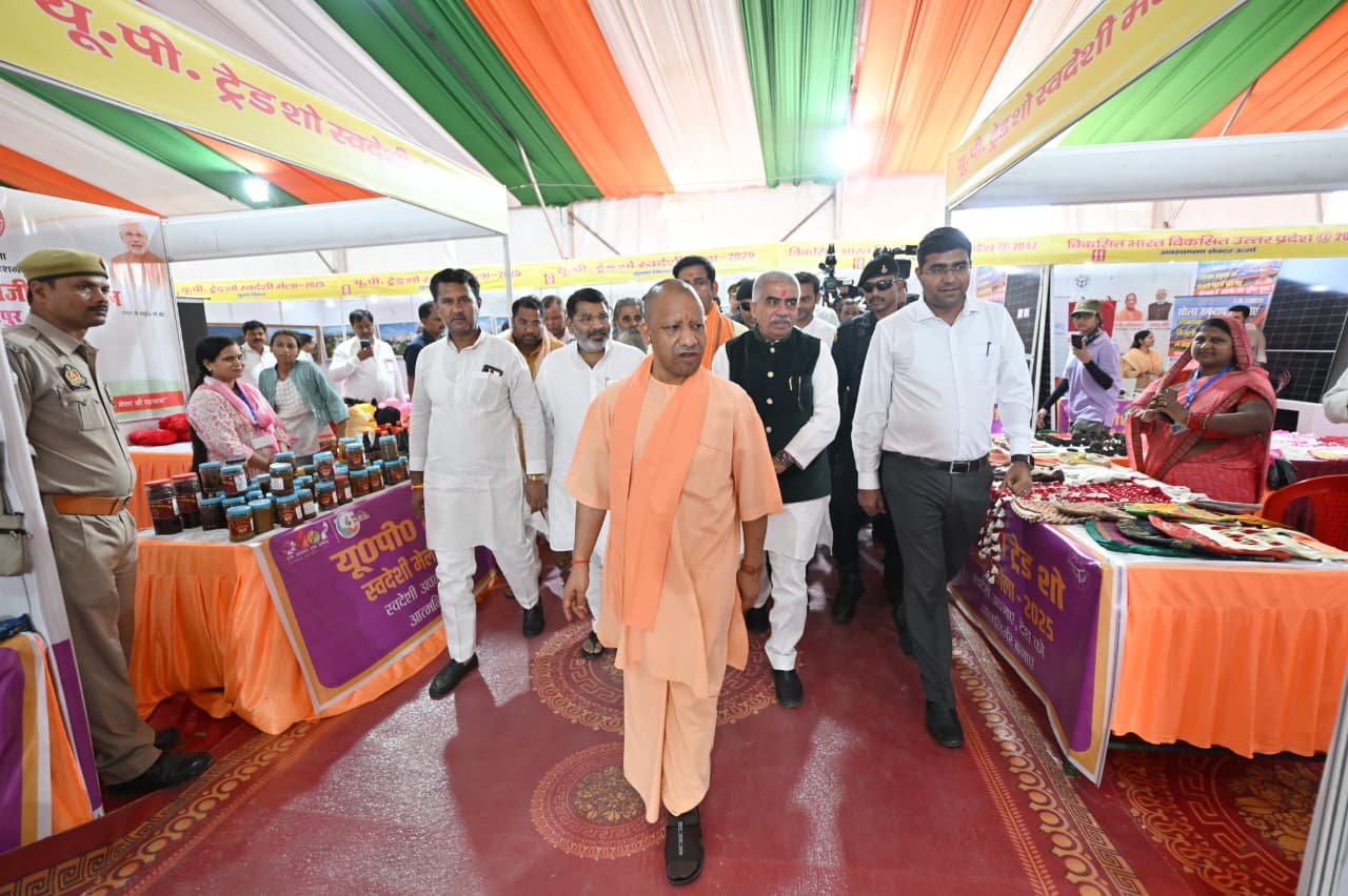 गोरखपुर:मुख्यमंत्री योगी आदित्यनाथ ने यूपी ट्रेड शो स्वदेशी मेला का शुभारंभ करते हुए कहा कि जहां बेहतर इंफ्रास्ट्रक्चर, ईज ऑफ डूइंग बिजनेस और मजबूत कानून व्यवस्था हो, वहां निवेश अपने आप आकर्षित होता है। उत्तर प्रदेश आज इन तीनों में देश की मिसाल बन चुका है और अब यह भारत की आर्थिक प्रगति का ग्रोथ इंजन है। मुख्यमंत्री ने लोगों से स्वदेशी वस्तुओं को अपनाने की अपील की, जिससे देश का धन देश में ही रहे और स्थानीय कारीगरों को सम्मान मिले। उन्होंने बताया कि प्रदेश में 96 लाख एमएसएमई इकाइयां सक्रिय हैं, जो लाखों युवाओं को रोजगार दे रही हैं।