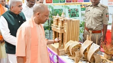 आर्थिक मजबूती के साथ ही स्थानीय कारीगरों, हस्तशिल्पियों और उद्यमियों का बढ़ रहा सामाजिक सम्मान .स्वदेशी मेलों के माध्यम से स्थानीय उद्योग, कला और संस्कृति को मिल रही वैश्विक पहचान .“स्वदेशी उत्पाद अपनाएं, उत्तर प्रदेश को सशक्त बनाएं”के नारे को जीवंत बना रहा आयोजन .मुख्यमंत्री योगी आदित्यनाथ की पहल पर हो रहे कार्यक्रम से आत्मनिर्भर भारत को मिल रही गति.