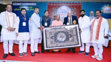 भदोही में मुख्यमंत्री योगी आदित्यनाथ ने 49वें अंतरराष्ट्रीय कालीन मेला और चौथे कार्पेट एक्सपो का शुभारंभ किया। उन्होंने अमेरिकी टैरिफ को अवसर बताते हुए कहा कि यूपी सरकार कार्पेट उद्योग को नए वैश्विक बाजारों से जोड़ने के लिए प्रतिबद्ध है। मुख्यमंत्री ने बताया कि यह उद्योग 30 लाख लोगों को रोजगार दे रहा है और महिला स्वावलंबन का बड़ा माध्यम बन चुका है। उन्होंने भदोही, मीरजापुर और वाराणसी को विकास कॉरिडोर के रूप में विकसित करने की घोषणा की तथा लाभार्थियों को करोड़ों के ऋण और सम्मान प्रदान किए।