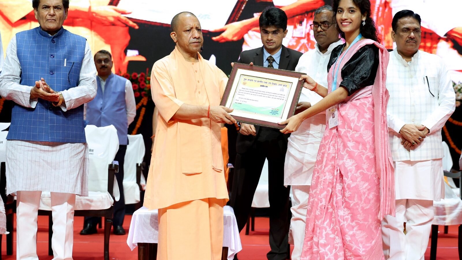 मुख्यमंत्री योगी आदित्यनाथ ने कहा कि उत्तर प्रदेश विकसित भारत के निर्माण में अग्रणी भूमिका निभाएगा। लखनऊ में आयोजित राष्ट्रीय युवा उत्सव और यूथ पार्लियामेंट-2025 में उन्होंने विजेता युवाओं को सम्मानित किया और विधायक-सांसद खेलकूद प्रतियोगिताओं का शुभारंभ किया। सीएम योगी ने कहा कि दीपावली से पहले युवाओं को खेल सामग्री का वितरण एक उपहार है। उन्होंने बताया कि “विकसित उत्तर प्रदेश” अभियान जनआंदोलन बन चुका है और मिशन शक्ति से जुड़ी महिलाएं प्रदेश के आत्मनिर्भर भविष्य की आधारशिला हैं।