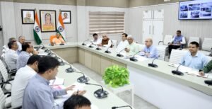 मुख्यमंत्री योगी आदित्यनाथ की अध्यक्षता में लखनऊ में सम्पन्न इन्वेस्ट यूपी शासी निकाय की पहली बैठक में औद्योगिक निवेश को गति देने के लिए बड़े फैसले लिए गए। टेक्सटाइल, इलेक्ट्रॉनिक्स, ऑटोमोबाइल और सर्विस सेक्टर में विशेषज्ञ सेल गठित होंगे, जबकि मुंबई, बेंगलुरु, हैदराबाद, चेन्नई और दिल्ली में इन्वेस्टमेंट प्रमोशन ऑफिस खुलेंगे। सीएम योगी ने ‘सेफ इंडस्ट्री’ की अवधारणा और भूमि बैंक प्रकोष्ठ के गठन के निर्देश दिए। उन्होंने कहा कि यूपी अब नीतिगत नहीं, बल्कि ‘ग्राउंड लेवल डिलीवरी’ वाला निवेशक-हितैषी राज्य बन चुका है।