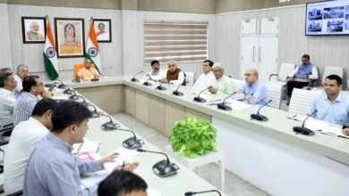 मुख्यमंत्री योगी आदित्यनाथ की अध्यक्षता में लखनऊ में सम्पन्न इन्वेस्ट यूपी शासी निकाय की पहली बैठक में औद्योगिक निवेश को गति देने के लिए बड़े फैसले लिए गए। टेक्सटाइल, इलेक्ट्रॉनिक्स, ऑटोमोबाइल और सर्विस सेक्टर में विशेषज्ञ सेल गठित होंगे, जबकि मुंबई, बेंगलुरु, हैदराबाद, चेन्नई और दिल्ली में इन्वेस्टमेंट प्रमोशन ऑफिस खुलेंगे। सीएम योगी ने ‘सेफ इंडस्ट्री’ की अवधारणा और भूमि बैंक प्रकोष्ठ के गठन के निर्देश दिए। उन्होंने कहा कि यूपी अब नीतिगत नहीं, बल्कि ‘ग्राउंड लेवल डिलीवरी’ वाला निवेशक-हितैषी राज्य बन चुका है।