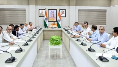 मुख्यमंत्री योगी आदित्यनाथ ने निर्देश दिए हैं कि विंध्य और बुंदेलखंड क्षेत्र के हर घर में दिसंबर 2025 तक नल से शुद्ध जल की आपूर्ति सुनिश्चित की जाए। उन्होंने कहा कि इस अवधि में न केवल कनेक्शन लगाए जाएं बल्कि थर्ड पार्टी ऑडिट भी पूरा हो। जल जीवन मिशन की समीक्षा बैठक में योगी ने अधिकारियों और एजेंसियों को समयसीमा व गुणवत्ता के कड़ाई से पालन के निर्देश दिए। राज्य में 90,000 करोड़ रुपये से अधिक की योजनाएं चल रही हैं और अब तक 1.98 करोड़ ग्रामीण परिवारों को नल कनेक्शन मिल चुके हैं।