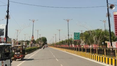 भगवान श्रीराम की नगरी अयोध्या दीपोत्सव 2025 की तैयारियों से रोशनी और भक्ति में नहाई हुई है। मुख्यमंत्री योगी आदित्यनाथ के निर्देशन में शहर की सड़कों, प्रवेश द्वारों और सरयू तट तक दीप-आकार की लाइटें लगाई गई हैं। ‘प्रकाश और भक्ति की नगरी’ थीम पर सजाए गए अयोध्या के रामपथ, धर्मपथ और हनुमानगढ़ी मार्ग अब दीपमालाओं से झिलमिला रहे हैं। नगर निगम, पर्यटन व संस्कृति विभाग मिलकर इस आयोजन को विश्वस्तरीय स्वरूप देने में जुटे हैं। दीपोत्सव से पहले ही अयोध्या का हर कोना दिव्यता और सांस्कृतिक गौरव का प्रतीक बन गया है।