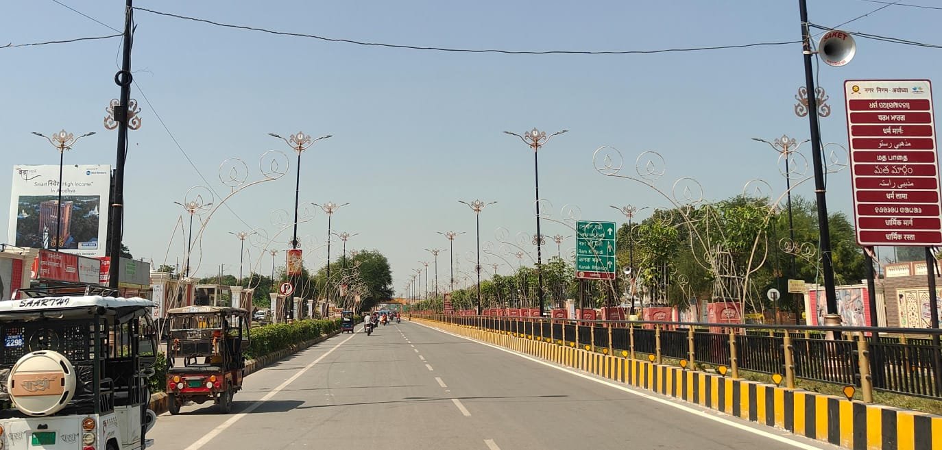 भगवान श्रीराम की नगरी अयोध्या दीपोत्सव 2025 की तैयारियों से रोशनी और भक्ति में नहाई हुई है। मुख्यमंत्री योगी आदित्यनाथ के निर्देशन में शहर की सड़कों, प्रवेश द्वारों और सरयू तट तक दीप-आकार की लाइटें लगाई गई हैं। ‘प्रकाश और भक्ति की नगरी’ थीम पर सजाए गए अयोध्या के रामपथ, धर्मपथ और हनुमानगढ़ी मार्ग अब दीपमालाओं से झिलमिला रहे हैं। नगर निगम, पर्यटन व संस्कृति विभाग मिलकर इस आयोजन को विश्वस्तरीय स्वरूप देने में जुटे हैं। दीपोत्सव से पहले ही अयोध्या का हर कोना दिव्यता और सांस्कृतिक गौरव का प्रतीक बन गया है।