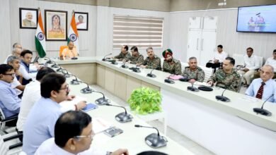 मुख्यमंत्री योगी आदित्यनाथ ने ‘गोमती नदी पुनर्जीवन मिशन’ की शुरुआत करते हुए कहा कि गोमती केवल एक नदी नहीं, बल्कि उत्तर प्रदेश की जीवनधारा और सांस्कृतिक चेतना की प्रतीक है। मिशन के तहत पीलीभीत से गाजीपुर तक नदी के पूरे प्रवाह क्षेत्र में स्वच्छता, अविरलता और निर्मलता बहाल की जाएगी। शासन और समाज की संयुक्त भागीदारी से यह अभियान नदी पुनर्जीवन, वेटलैंड निर्माण, अतिक्रमण हटाने और सीवेज नियंत्रण का जन-आंदोलन बनेगा। मुख्यमंत्री ने कहा कि यह मिशन भावी पीढ़ियों के प्रति पर्यावरणीय उत्तरदायित्व का प्रतीक बनेगा।