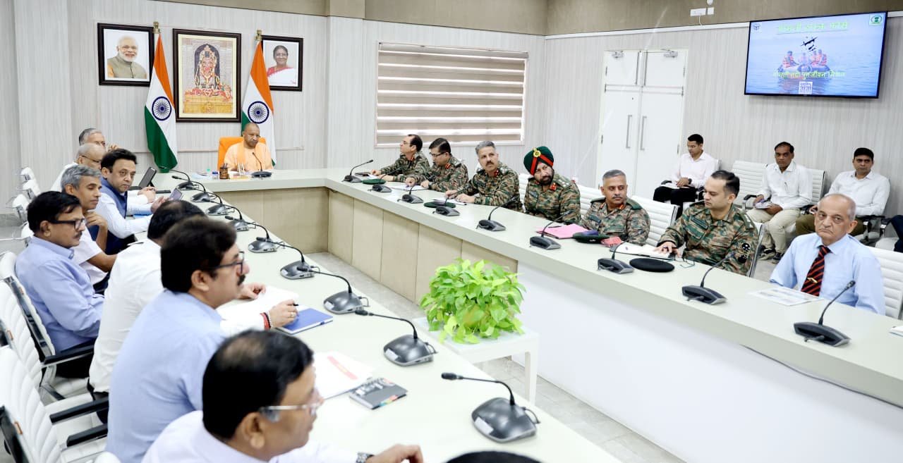 मुख्यमंत्री योगी आदित्यनाथ ने ‘गोमती नदी पुनर्जीवन मिशन’ की शुरुआत करते हुए कहा कि गोमती केवल एक नदी नहीं, बल्कि उत्तर प्रदेश की जीवनधारा और सांस्कृतिक चेतना की प्रतीक है। मिशन के तहत पीलीभीत से गाजीपुर तक नदी के पूरे प्रवाह क्षेत्र में स्वच्छता, अविरलता और निर्मलता बहाल की जाएगी। शासन और समाज की संयुक्त भागीदारी से यह अभियान नदी पुनर्जीवन, वेटलैंड निर्माण, अतिक्रमण हटाने और सीवेज नियंत्रण का जन-आंदोलन बनेगा। मुख्यमंत्री ने कहा कि यह मिशन भावी पीढ़ियों के प्रति पर्यावरणीय उत्तरदायित्व का प्रतीक बनेगा।