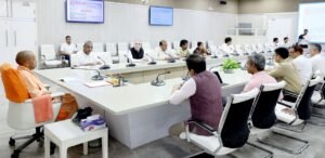 लखनऊ में मुख्यमंत्री योगी आदित्यनाथ ने पंचायती राज विभाग की समीक्षा बैठक में ग्राम पंचायतों को आर्थिक रूप से आत्मनिर्भर बनाने पर जोर दिया। उन्होंने कहा कि पारदर्शिता, तकनीकी उपयोग और स्थानीय संसाधनों के बेहतर प्रबंधन से पंचायतों की आय बढ़ेगी। ग्राम सचिवालयों में आधार केंद्र खोलने, तालाबों के पट्टे और स्ववित्तीय क्षमता को सुदृढ़ करने के निर्देश दिए गए। मुख्यमंत्री ने कहा कि ग्राम पंचायतों की समृद्धि ही आत्मनिर्भर भारत की नींव है।