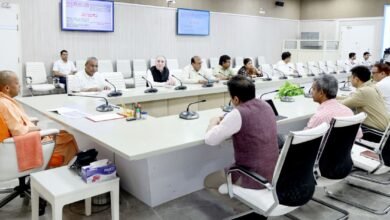 लखनऊ में मुख्यमंत्री योगी आदित्यनाथ ने पंचायती राज विभाग की समीक्षा बैठक में ग्राम पंचायतों को आर्थिक रूप से आत्मनिर्भर बनाने पर जोर दिया। उन्होंने कहा कि पारदर्शिता, तकनीकी उपयोग और स्थानीय संसाधनों के बेहतर प्रबंधन से पंचायतों की आय बढ़ेगी। ग्राम सचिवालयों में आधार केंद्र खोलने, तालाबों के पट्टे और स्ववित्तीय क्षमता को सुदृढ़ करने के निर्देश दिए गए। मुख्यमंत्री ने कहा कि ग्राम पंचायतों की समृद्धि ही आत्मनिर्भर भारत की नींव है।