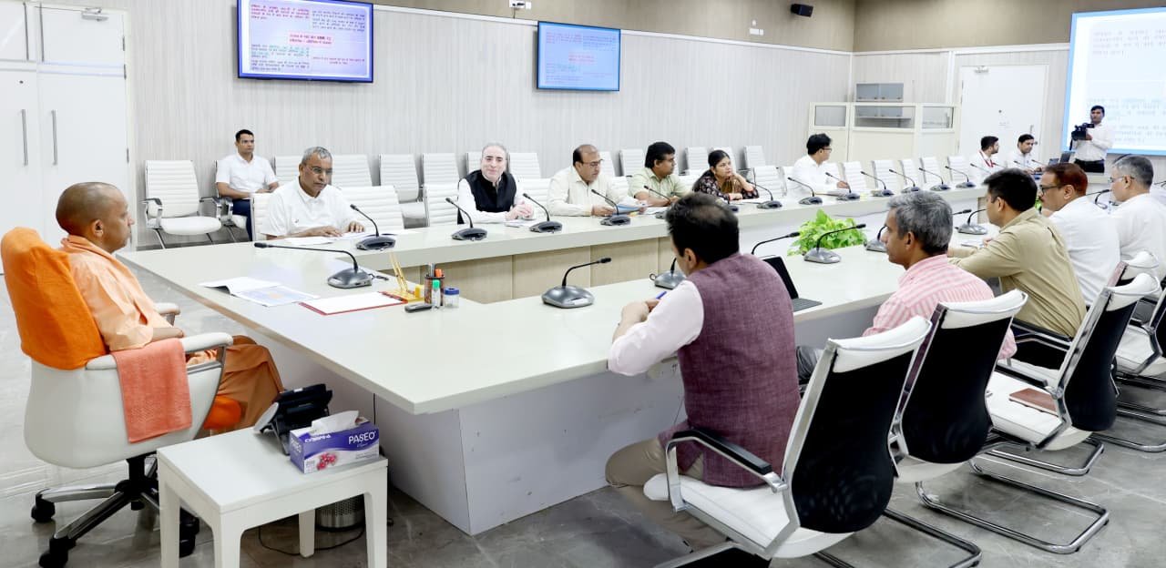 लखनऊ में मुख्यमंत्री योगी आदित्यनाथ ने पंचायती राज विभाग की समीक्षा बैठक में ग्राम पंचायतों को आर्थिक रूप से आत्मनिर्भर बनाने पर जोर दिया। उन्होंने कहा कि पारदर्शिता, तकनीकी उपयोग और स्थानीय संसाधनों के बेहतर प्रबंधन से पंचायतों की आय बढ़ेगी। ग्राम सचिवालयों में आधार केंद्र खोलने, तालाबों के पट्टे और स्ववित्तीय क्षमता को सुदृढ़ करने के निर्देश दिए गए। मुख्यमंत्री ने कहा कि ग्राम पंचायतों की समृद्धि ही आत्मनिर्भर भारत की नींव है।