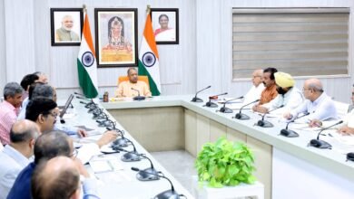 मुख्यमंत्री योगी आदित्यनाथ ने उत्तर प्रदेश को डिजिटल कृषि के क्षेत्र में अग्रणी बनाने की दिशा में बड़ा कदम उठाया है। उन्होंने निर्देश दिए हैं कि राज्य में ‘डिजिटल एग्रीकल्चर इकोसिस्टम’ तेजी से विकसित किया जाए, ताकि किसानों को फसल, मौसम, बीज, सिंचाई, उर्वरक, बीमा, बाजार और लॉजिस्टिक्स की सभी जानकारियां एक प्लेटफॉर्म पर मिल सकें। 4000 करोड़ की लागत से विश्व बैंक समर्थित यूपी एग्रीज परियोजना के जरिए 28 जिलों में कृषि, मत्स्य और ग्रामीण उद्यमिता को सशक्त बनाने का लक्ष्य रखा गया है।