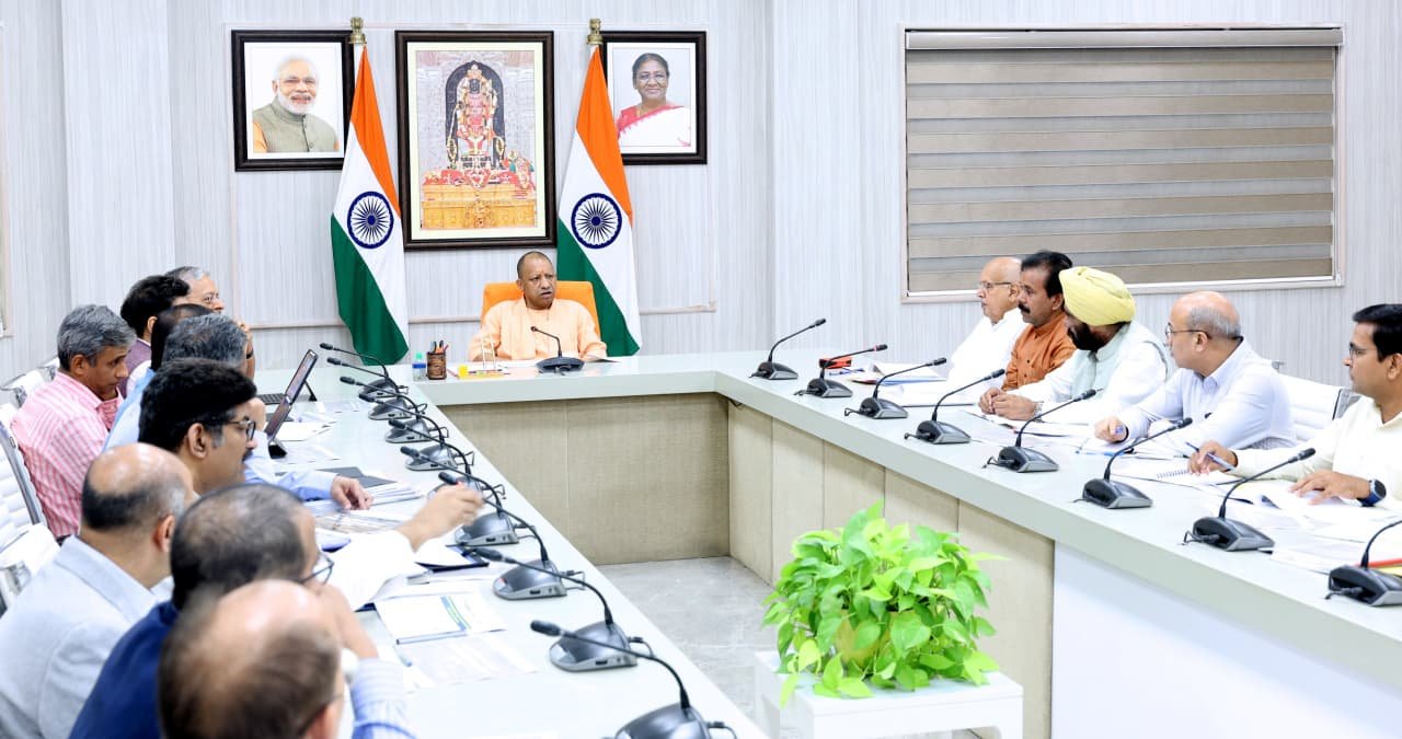 मुख्यमंत्री योगी आदित्यनाथ ने उत्तर प्रदेश को डिजिटल कृषि के क्षेत्र में अग्रणी बनाने की दिशा में बड़ा कदम उठाया है। उन्होंने निर्देश दिए हैं कि राज्य में ‘डिजिटल एग्रीकल्चर इकोसिस्टम’ तेजी से विकसित किया जाए, ताकि किसानों को फसल, मौसम, बीज, सिंचाई, उर्वरक, बीमा, बाजार और लॉजिस्टिक्स की सभी जानकारियां एक प्लेटफॉर्म पर मिल सकें। 4000 करोड़ की लागत से विश्व बैंक समर्थित यूपी एग्रीज परियोजना के जरिए 28 जिलों में कृषि, मत्स्य और ग्रामीण उद्यमिता को सशक्त बनाने का लक्ष्य रखा गया है।