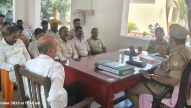 देवरिया के भलुअनी थाना परिसर में बुधवार को पीस कमेटी की बैठक आयोजित हुई, जिसमें थानाध्यक्ष प्रदीप कुमार पाण्डेय ने व्यापारियों को सुरक्षा के प्रति सतर्क रहने और संदिग्ध गतिविधियों की सूचना तुरंत पुलिस को देने की सलाह दी। बैठक में दुकानों को समय से बंद करने, डिजिटल पेमेंट में सावधानी बरतने और लक्ष्मी पूजन आयोजकों को दिशा-निर्देशों का पालन करने पर बल दिया गया। बैठक में व्यापार मंडल के पदाधिकारी, सभासद और नागरिक बड़ी संख्या में उपस्थित रहे।