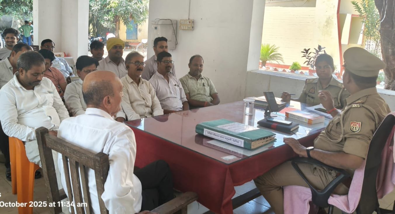 देवरिया के भलुअनी थाना परिसर में बुधवार को पीस कमेटी की बैठक आयोजित हुई, जिसमें थानाध्यक्ष प्रदीप कुमार पाण्डेय ने व्यापारियों को सुरक्षा के प्रति सतर्क रहने और संदिग्ध गतिविधियों की सूचना तुरंत पुलिस को देने की सलाह दी। बैठक में दुकानों को समय से बंद करने, डिजिटल पेमेंट में सावधानी बरतने और लक्ष्मी पूजन आयोजकों को दिशा-निर्देशों का पालन करने पर बल दिया गया। बैठक में व्यापार मंडल के पदाधिकारी, सभासद और नागरिक बड़ी संख्या में उपस्थित रहे।