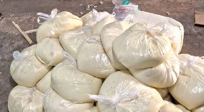 उत्तर प्रदेश में दीपावली पर खाद्य सुरक्षा सुनिश्चित करने के लिए मुख्यमंत्री योगी आदित्यनाथ के निर्देश पर 8 से 17 अक्टूबर तक विशेष अभियान चलाया गया। खाद्य सुरक्षा एवं औषधि प्रशासन विभाग की टीमों ने 4621 निरीक्षण और 2085 छापों में ₹3.88 करोड़ की मिलावटी और अस्वास्थ्यकर खाद्य सामग्री जब्त की। 1155 क्विंटल सामग्री नष्ट की गई। उन्नाव, मथुरा और लखनऊ में FIR दर्ज हुई। सरकार ने नागरिकों से अपील की है कि मिलावट की सूचना टोल फ्री नंबर 1800-180-5533 या व्हाट्सएप 9793429747 पर दें। दोषियों के खिलाफ सख्त कार्रवाई की जाएगी।