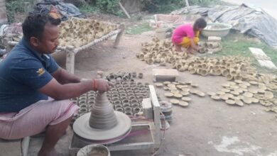 अयोध्या में दीपोत्सव ने न केवल भगवान राम की नगरी को जगमगा दिया है बल्कि कुम्हार परिवारों की जिंदगी भी रोशन की है। योगी सरकार के प्रयासों से लाखों दीयों के ऑर्डर से ग्रामीण कुम्हार आत्मनिर्भर बन रहे हैं। आधुनिक तकनीक से मिट्टी के दीए बनाने की परंपरा को नया जीवन मिला है। 2024 में 26 लाख से अधिक दीप जलाने की तैयारी है, जिससे रोजगार और स्थानीय अर्थव्यवस्था दोनों में जबरदस्त उछाल आया है।