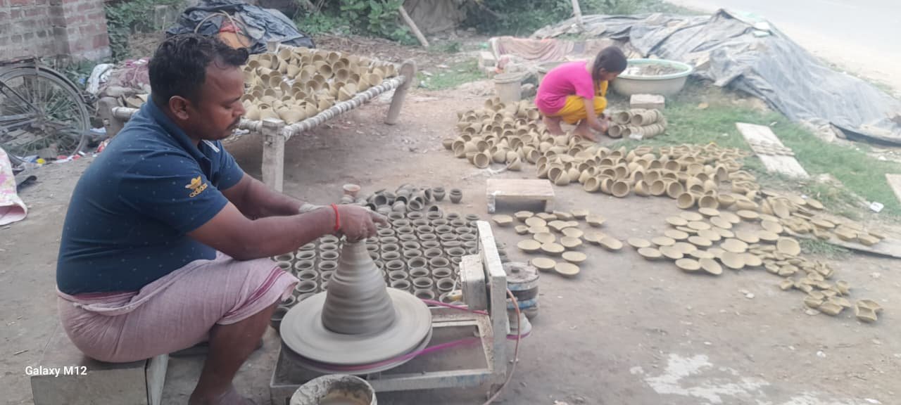 अयोध्या में दीपोत्सव ने न केवल भगवान राम की नगरी को जगमगा दिया है बल्कि कुम्हार परिवारों की जिंदगी भी रोशन की है। योगी सरकार के प्रयासों से लाखों दीयों के ऑर्डर से ग्रामीण कुम्हार आत्मनिर्भर बन रहे हैं। आधुनिक तकनीक से मिट्टी के दीए बनाने की परंपरा को नया जीवन मिला है। 2024 में 26 लाख से अधिक दीप जलाने की तैयारी है, जिससे रोजगार और स्थानीय अर्थव्यवस्था दोनों में जबरदस्त उछाल आया है।