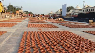 मुख्यमंत्री योगी आदित्यनाथ के मार्गदर्शन में अयोध्या दीपोत्सव 2025 को ऐतिहासिक रूप देने की तैयारी अंतिम चरण में है। अवध विश्वविद्यालय के हजारों वालंटियर 56 घाटों पर 28 लाख दीपों की सजावट में जुटे हैं। 19 अक्टूबर को 26 लाख 11 हजार 101 दीप जलाकर नया विश्व रिकॉर्ड बनाया जाएगा। कुलपति डॉ. बिजेंद्र सिंह ने कहा कि यह दीपोत्सव आस्था, परंपरा और समर्पण का प्रतीक है। अयोध्या विश्व की सांस्कृतिक राजधानी बनने की ओर अग्रसर है।