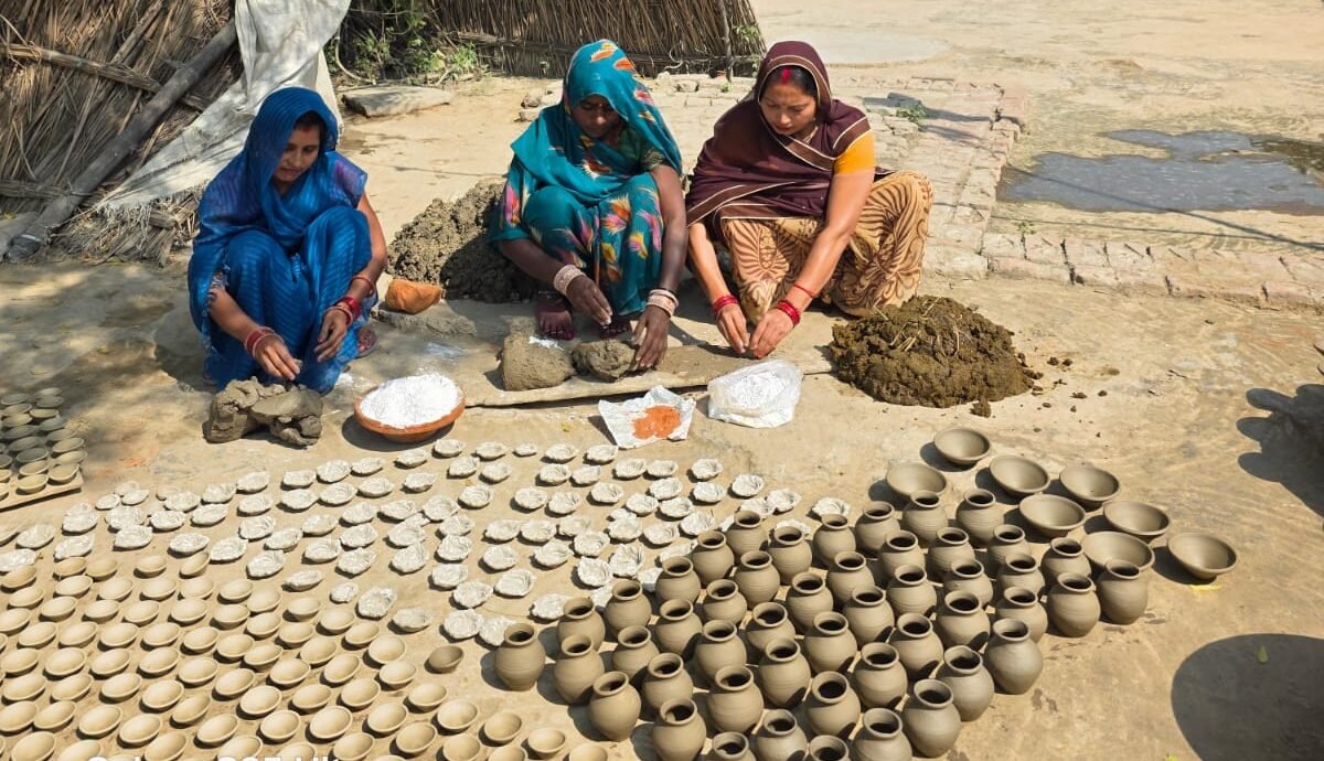 अयोध्या दीपोत्सव 2025 में लखीमपुर खीरी की महिलाओं की मेहनत और समर्पण ने नई मिसाल कायम की है। तीन स्वयं सहायता समूहों की 44 महिलाओं ने 25 हजार इको-फ्रेंडली दीये बनाकर न केवल भगवान श्रीराम की नगरी को आलोकित किया है, बल्कि आत्मनिर्भरता और पर्यावरण संरक्षण की दिशा में प्रेरक कदम बढ़ाया है। योगी सरकार के ‘इको-फ्रेंडली दीपोत्सव’ संकल्प को साकार करने में इन दीदियों का योगदान महिला सशक्तिकरण की नई कहानी लिख रहा है।