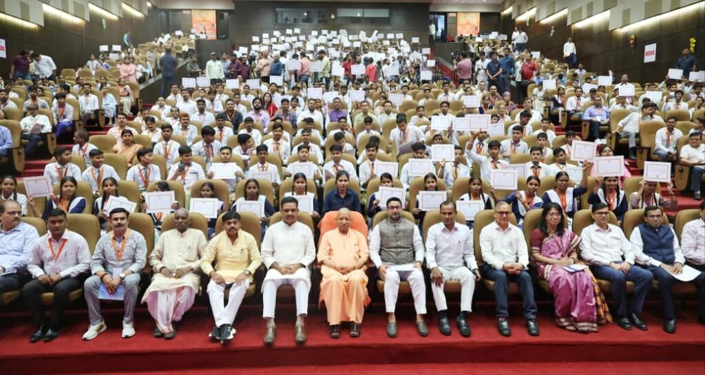 लखनऊ में मुख्यमंत्री योगी आदित्यनाथ ने दीपावली से पहले 10 लाख से अधिक छात्रों को छात्रवृत्ति की राशि डीबीटी के जरिए उनके बैंक खातों में भेजी। इस मौके पर छात्रों ने मुख्यमंत्री का आभार जताया और कहा कि यह स्कॉलरशिप उनके लिए दीपावली का सबसे बड़ा उपहार है। योगी सरकार की पारदर्शी पहल से अब विद्यार्थियों को छात्रवृत्ति के लिए भटकना नहीं पड़ता। इस आर्थिक सहायता से उनकी पढ़ाई निर्बाध रूप से जारी रह सकेगी।