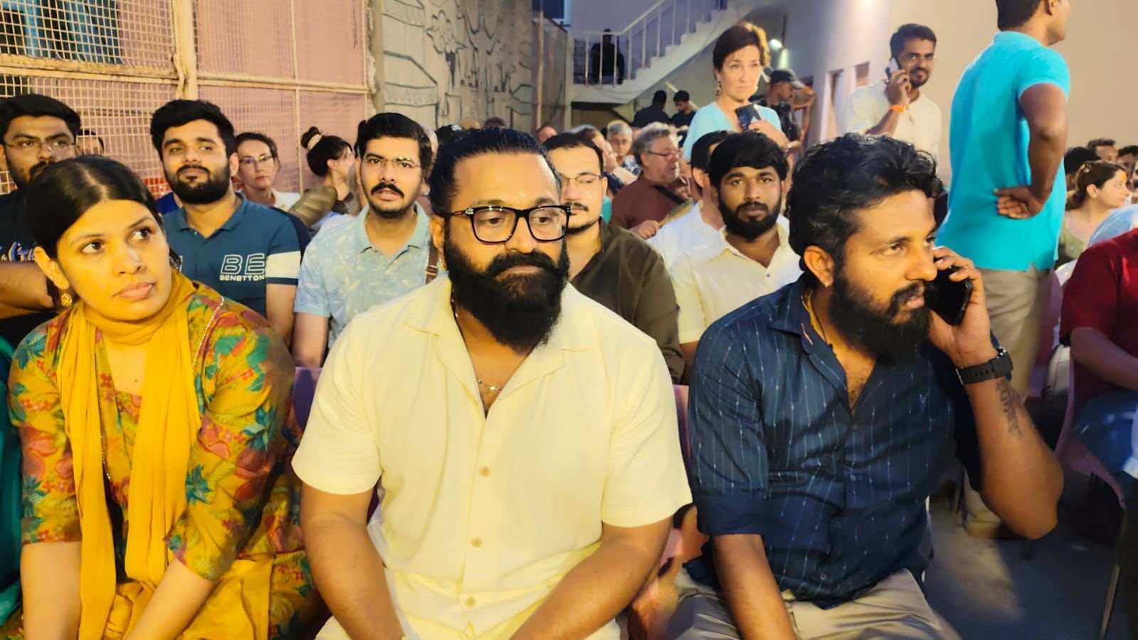 ‘कांतारा: चैप्टर 1’ की सफलता के बाद निर्देशक-एक्टर ऋषभ शेट्टी वाराणसी पहुंचे, जहाँ उन्होंने काशी विश्वनाथ मंदिर में पूजा अर्चना कर आभार व्यक्त किया और गंगा आरती में भाग लिया। फिल्म ने रिलीज के पहले दिन से ही देशभर में धमाल मचा दिया है और दर्शकों के दिलों पर राज कर रही है। होम्बले फिल्म्स के बैनर तले बनी यह फिल्म भारतीय लोककथाओं, आस्था और संस्कृति का अद्भुत संगम है, जो अब सात भाषाओं में विश्वभर में रिलीज हो चुकी है।