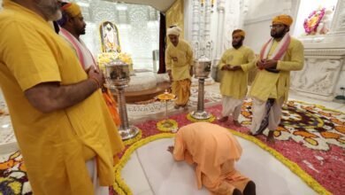 अयोध्या में दीपोत्सव के ऐतिहासिक आयोजन और विश्व रिकॉर्ड बनने के बाद मुख्यमंत्री योगी आदित्यनाथ ने सोमवार सुबह संकट मोचन हनुमानगढ़ी में विधि-विधान से पूजा-अर्चना की। उन्होंने हनुमान जी से प्रदेशवासियों के कल्याण की कामना की और महंत प्रेमदास से भेंट की। इसके बाद मुख्यमंत्री श्रीराम जन्मभूमि पहुंचे, जहां उन्होंने रामलला के दर्शन कर आरती उतारी और परिक्रमा की। श्रद्धालुओं ने जयघोष के साथ उनका स्वागत किया। मुख्यमंत्री ने दीपावली की शुभकामनाएं देते हुए प्रदेश के विकास और जनकल्याण की प्रार्थना की।