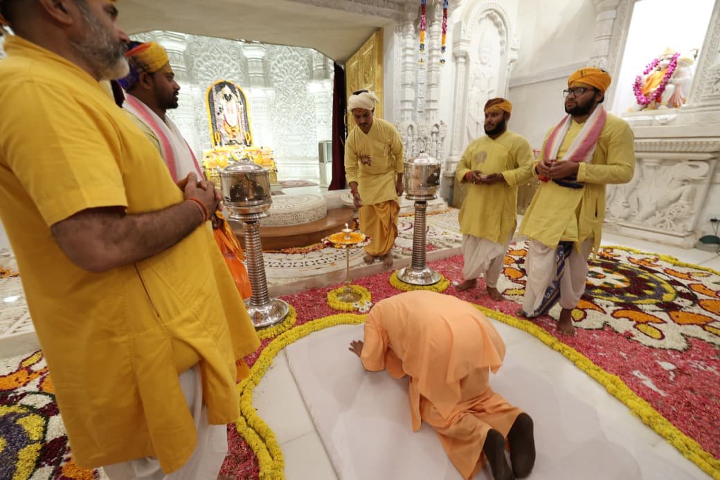 अयोध्या में दीपोत्सव के ऐतिहासिक आयोजन और विश्व रिकॉर्ड बनने के बाद मुख्यमंत्री योगी आदित्यनाथ ने सोमवार सुबह संकट मोचन हनुमानगढ़ी में विधि-विधान से पूजा-अर्चना की। उन्होंने हनुमान जी से प्रदेशवासियों के कल्याण की कामना की और महंत प्रेमदास से भेंट की। इसके बाद मुख्यमंत्री श्रीराम जन्मभूमि पहुंचे, जहां उन्होंने रामलला के दर्शन कर आरती उतारी और परिक्रमा की। श्रद्धालुओं ने जयघोष के साथ उनका स्वागत किया। मुख्यमंत्री ने दीपावली की शुभकामनाएं देते हुए प्रदेश के विकास और जनकल्याण की प्रार्थना की।