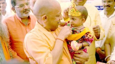 गोरखपुर में मुख्यमंत्री योगी आदित्यनाथ ने वनटांगिया गांव जंगल तिकोनिया नंबर तीन में वनवासियों के साथ दीपावली मनाई और 49 करोड़ रुपये की 133 विकास परियोजनाओं का लोकार्पण-शिलान्यास किया। उन्होंने कहा कि अयोध्या अब समृद्धि और सुशासन का प्रतीक बन चुकी है और हर घर का दीप अब आशा और आत्मनिर्भरता का प्रतीक होगा। सीएम योगी ने सपा-कांग्रेस पर निशाना साधते हुए कहा कि जिन्होंने अयोध्या का अपमान किया, आज वही दिव्य अयोध्या विश्व की प्रेरणा बन गई है। उन्होंने योजनाओं के लाभार्थियों को उपहार, प्रमाणपत्र और आयुष्मान कार्ड वितरित किए व गांव में दीपोत्सव का शुभारंभ किया।