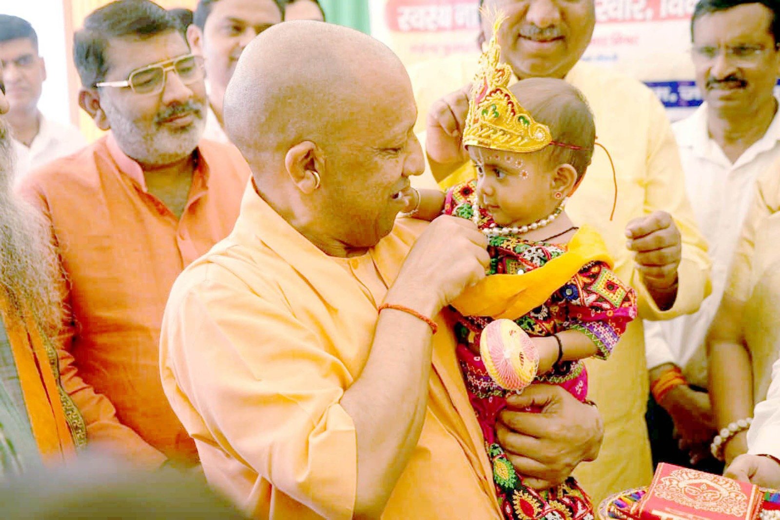 गोरखपुर में मुख्यमंत्री योगी आदित्यनाथ ने वनटांगिया गांव जंगल तिकोनिया नंबर तीन में वनवासियों के साथ दीपावली मनाई और 49 करोड़ रुपये की 133 विकास परियोजनाओं का लोकार्पण-शिलान्यास किया। उन्होंने कहा कि अयोध्या अब समृद्धि और सुशासन का प्रतीक बन चुकी है और हर घर का दीप अब आशा और आत्मनिर्भरता का प्रतीक होगा। सीएम योगी ने सपा-कांग्रेस पर निशाना साधते हुए कहा कि जिन्होंने अयोध्या का अपमान किया, आज वही दिव्य अयोध्या विश्व की प्रेरणा बन गई है। उन्होंने योजनाओं के लाभार्थियों को उपहार, प्रमाणपत्र और आयुष्मान कार्ड वितरित किए व गांव में दीपोत्सव का शुभारंभ किया।